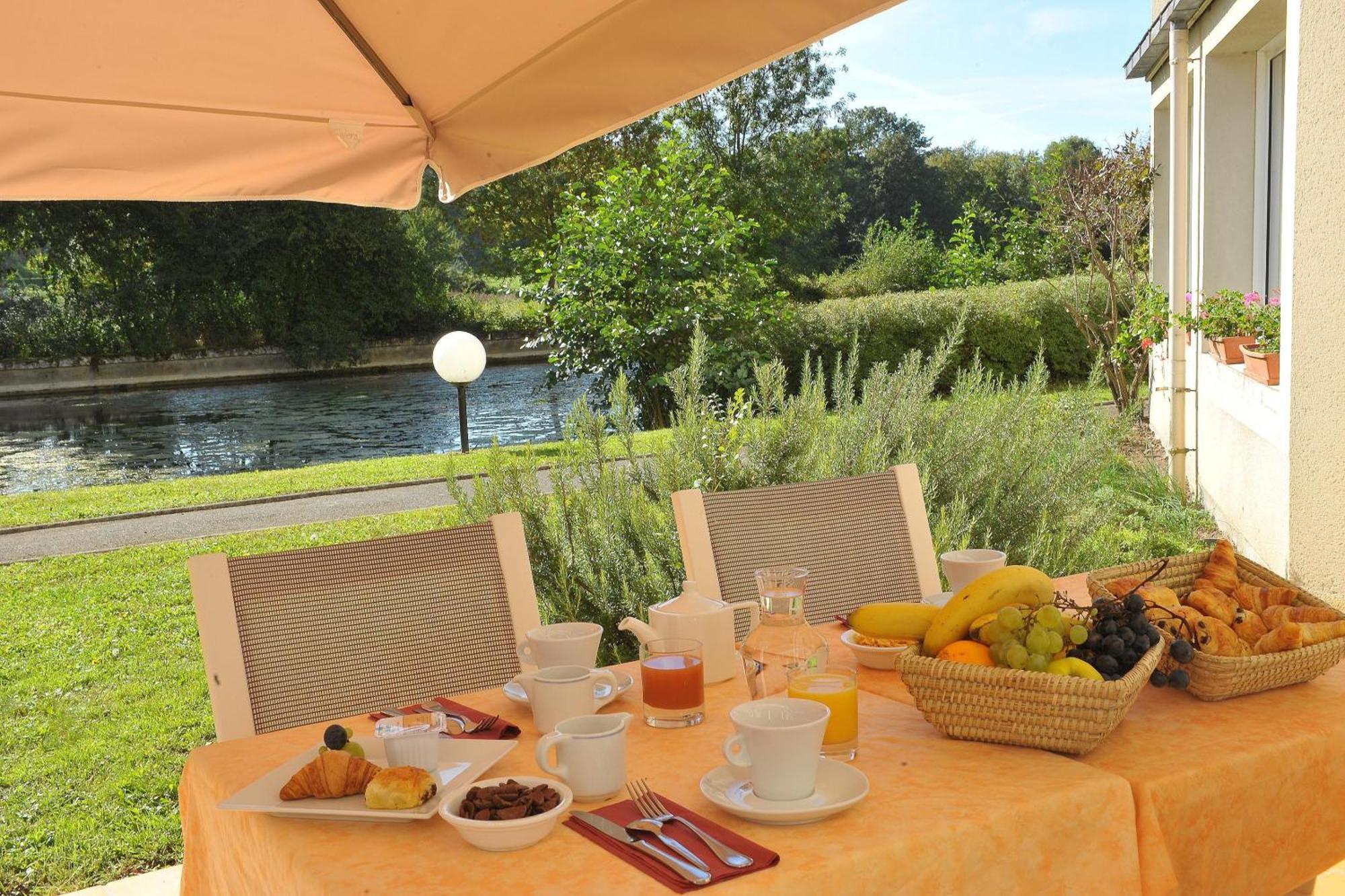 Logis Hotel Le Relais Du Moulin Valençay Exteriör bild