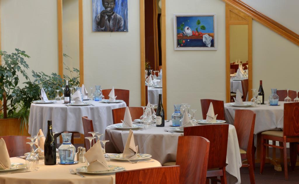 Logis Hotel Le Relais Du Moulin Valençay Exteriör bild