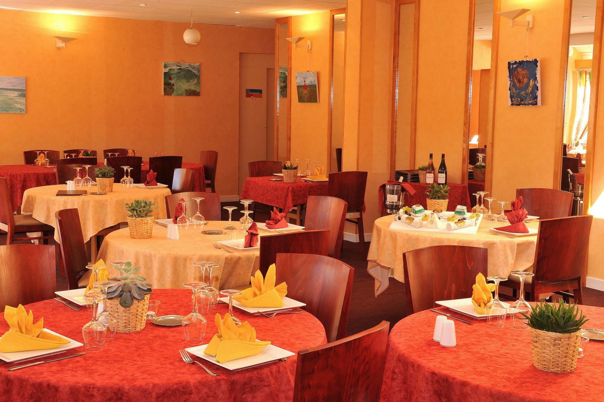 Logis Hotel Le Relais Du Moulin Valençay Exteriör bild